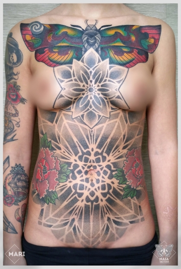 Fotografia di una pancia e petto tatuati in stile ornamentale, con mandala, texture geometrica, peonie e falena  eseguito da Marianna Bevilacqua presso lo studio Maia Tattoo di Milano Cornaredo