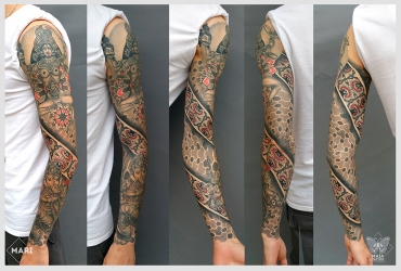 Fotografia di un tatuaggio stile ornamentale su braccio, con elementi figurativi quali Ganesh e dea Kali, con sfondo a texture e pattern eseguito da Marianna Bevilacqua nello studio Maia Tattoo, a Cornaredo, Milano.